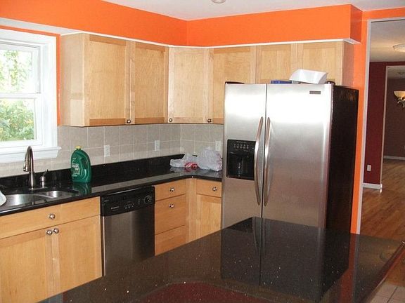 2nd image of 601 Bellevue Ave N