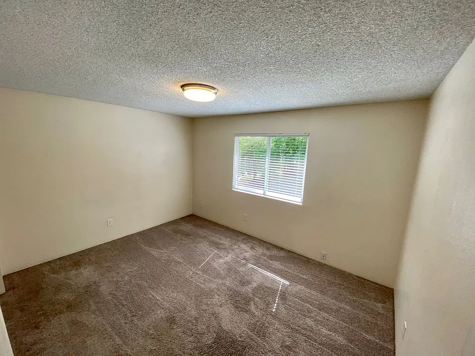 210 SW Rogue River Ave