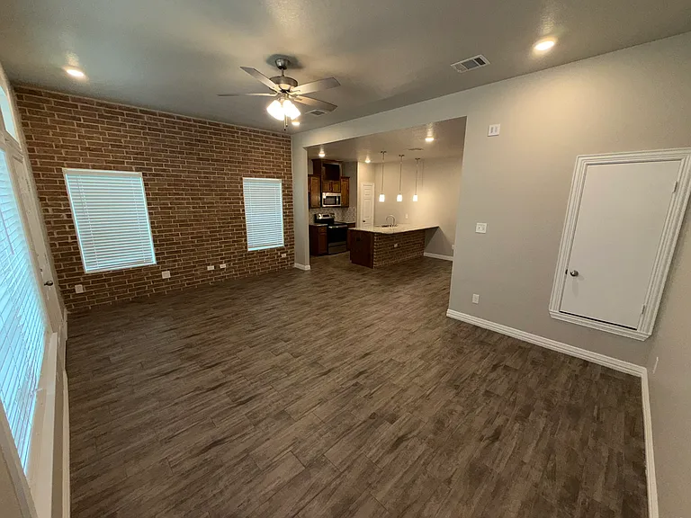 532 Wrigley Ln — Photo 2