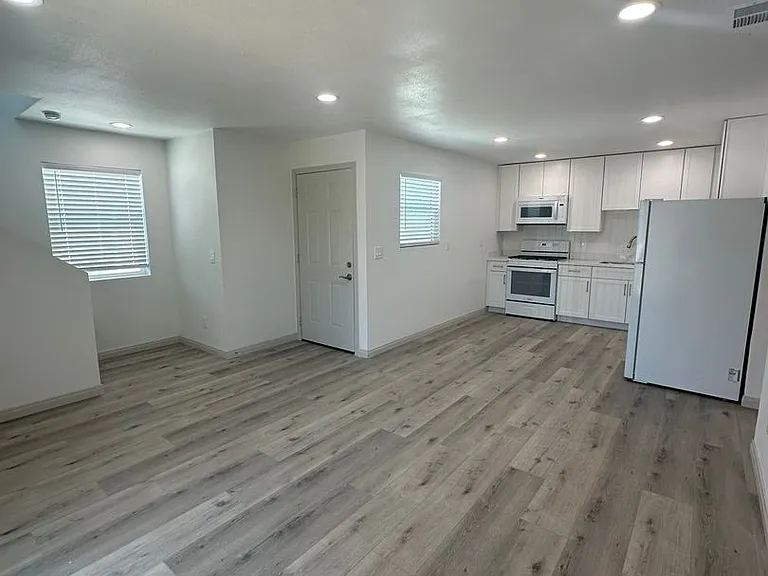 202-204 Calla Ave — Photo 6