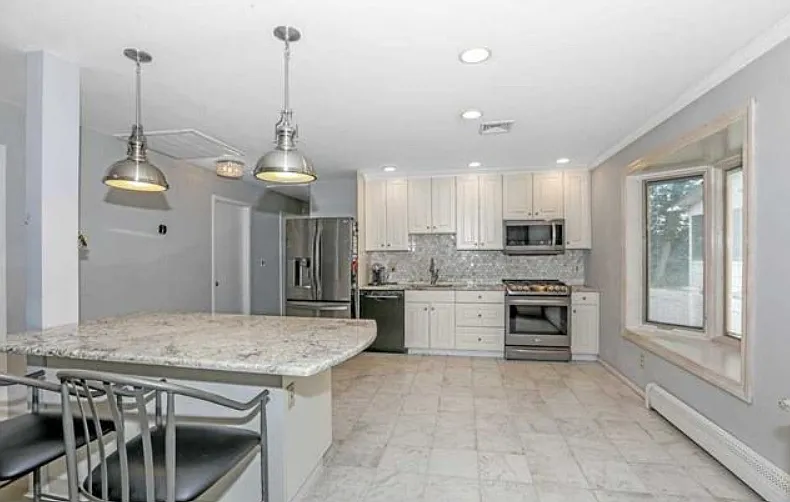 3 bed, 2352 sqft, $4,400 — Photo 3