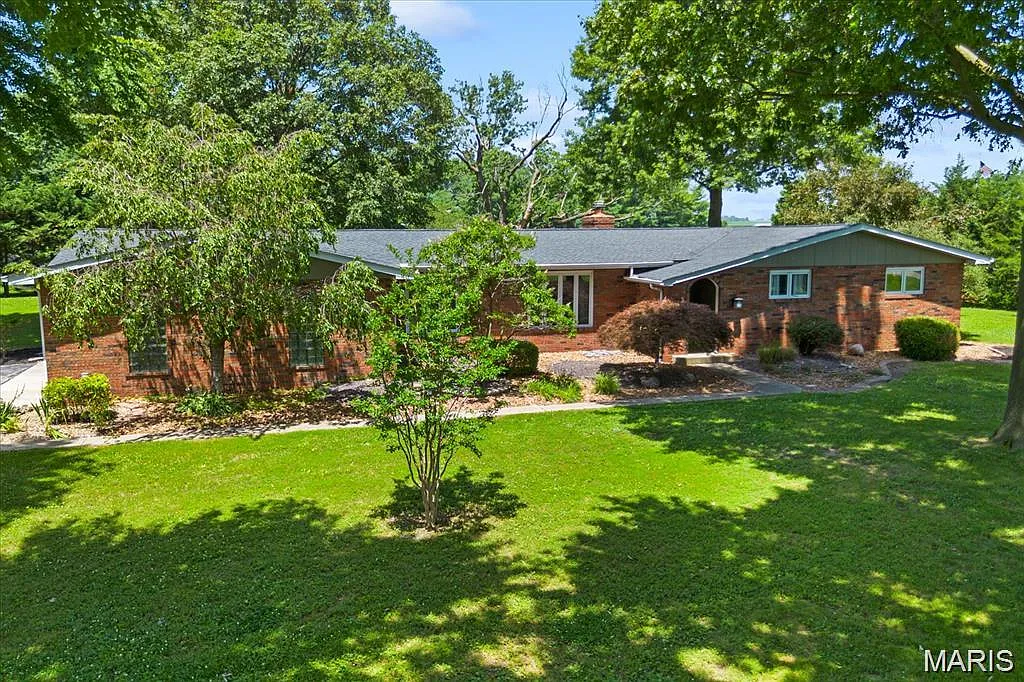 3 bed, 2.5 bath, 2336 sqft, $2,150 — Photo 2