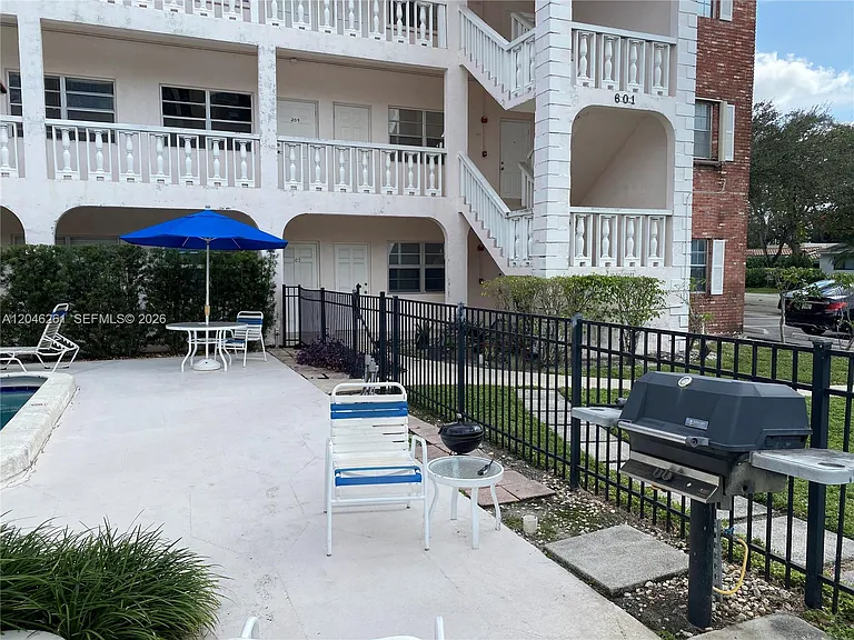 601 SE 5th Ct #208 — Photo 23