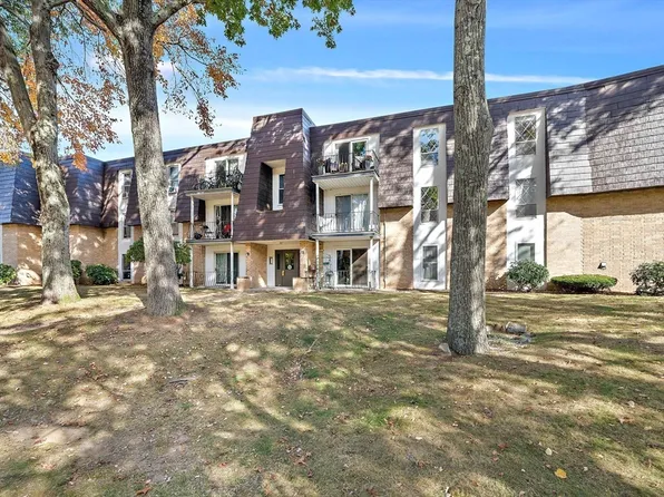 8 Shadowbrook Ln APT 65, Milford, MA 01757