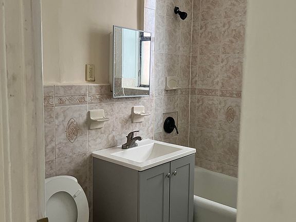 4th image of 335 Osborne Ter Unit B2