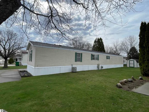 407 Farm Ln, Cadillac, MI 49601