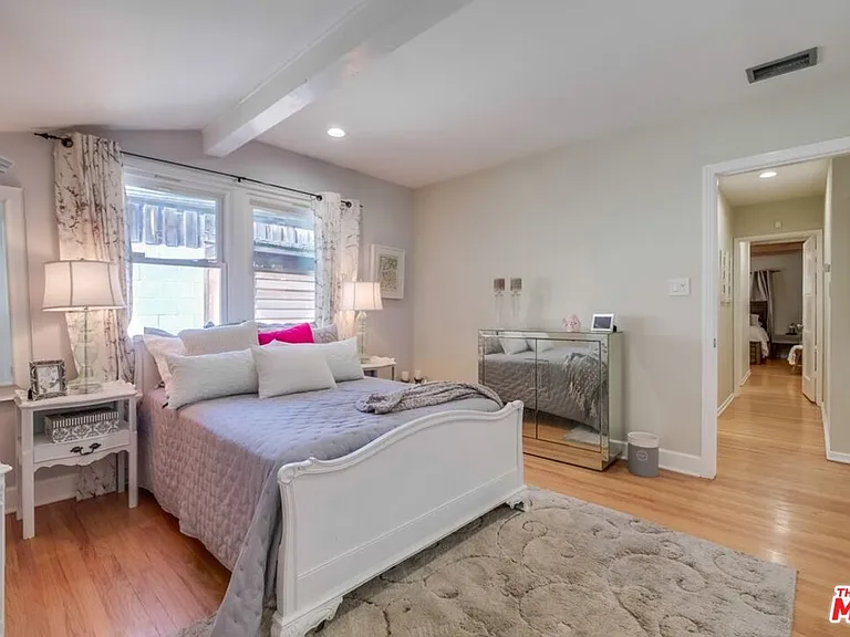21447 Providencia St — Photo 40