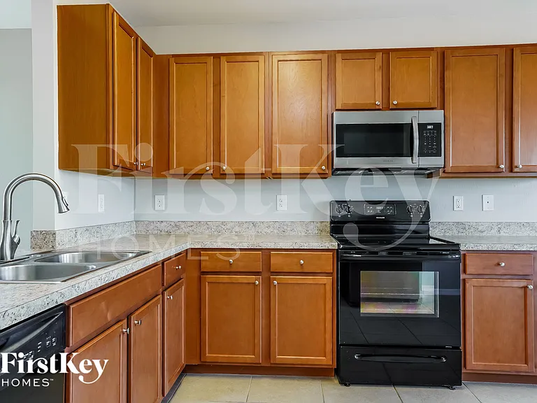 608 NW 11th St — Photo 8