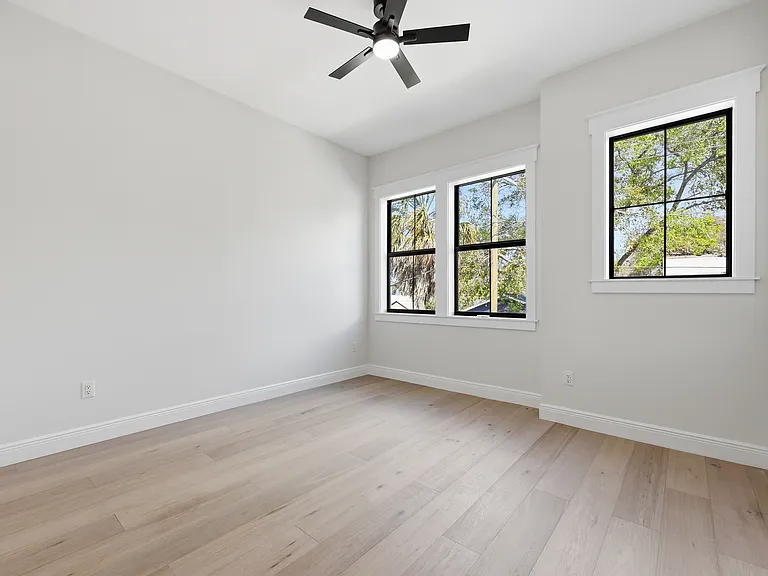 920 W Alfred St — Photo 15