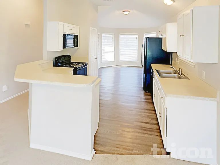 1525 Juniper Ln — Photo 2