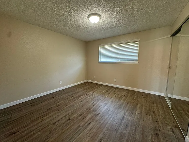 885 NE Sunset St #6 — Photo 11