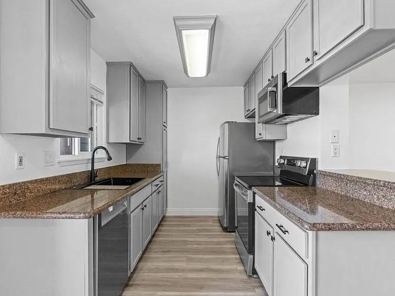 1000 Estes St #22 — Photo 8