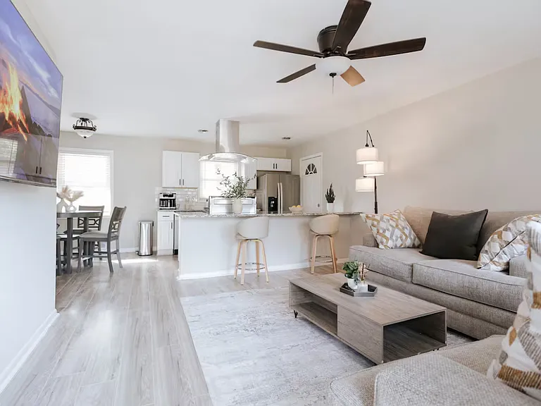 3047 Horse Shoe Dr — Photo 2