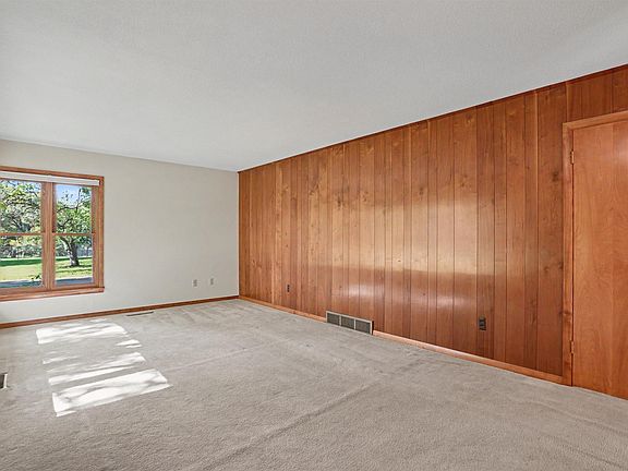 5th image of 19 Shady Ln