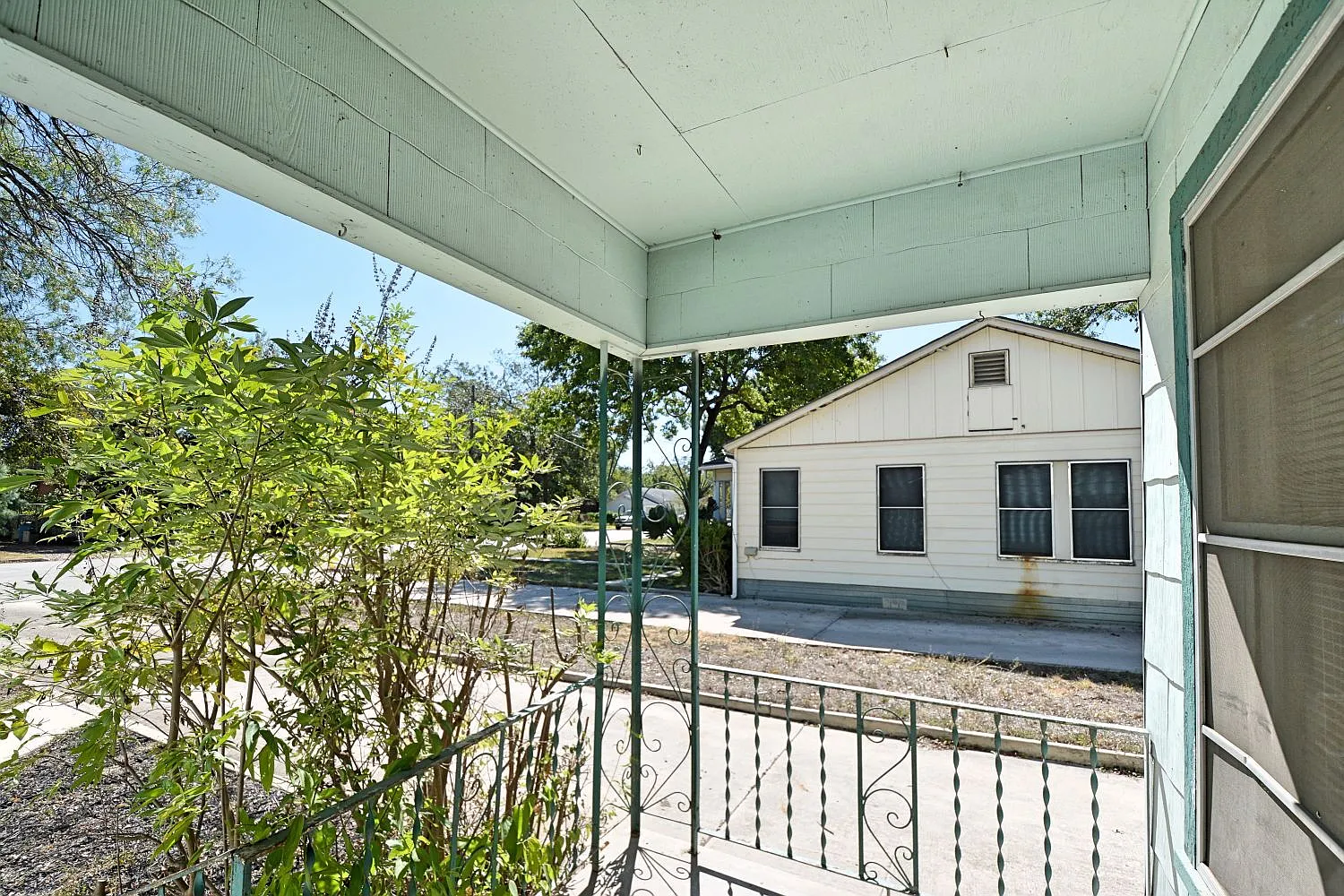 2 bed, 1.0 bath, 979 sqft, $1,300 — Photo 3