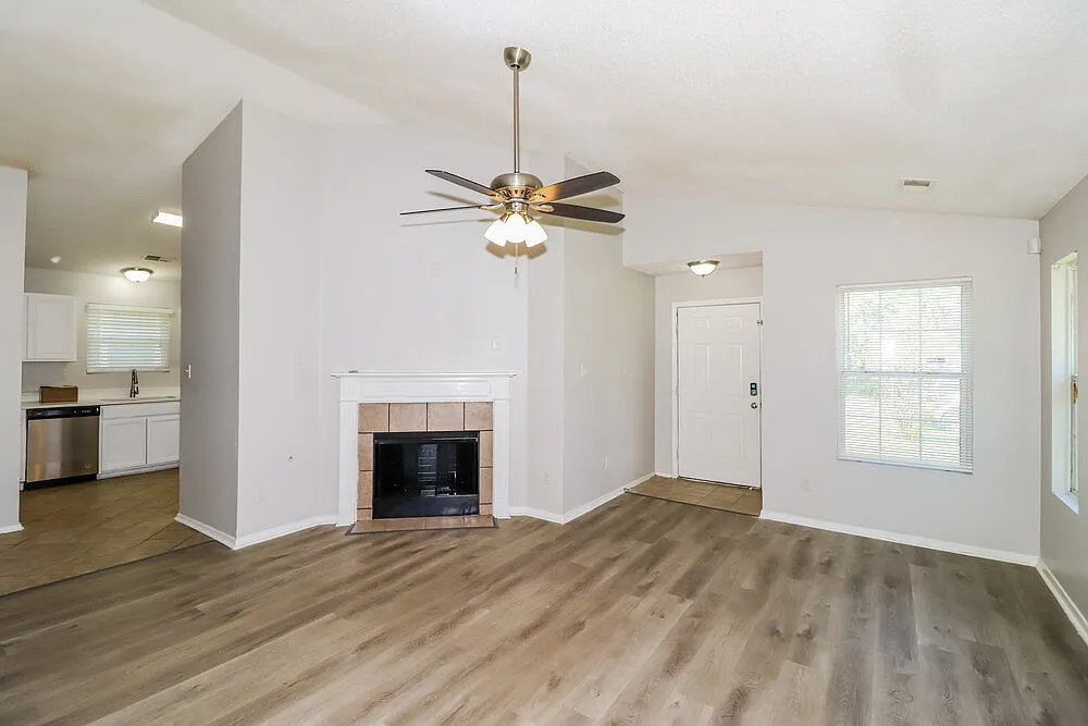 3 bed, 2.0 bath, 1499 sqft, $1,455 — Photo 4