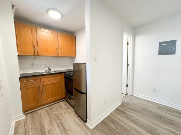 492 Montrose Ave #26, Toronto, ON M6G 3H1
