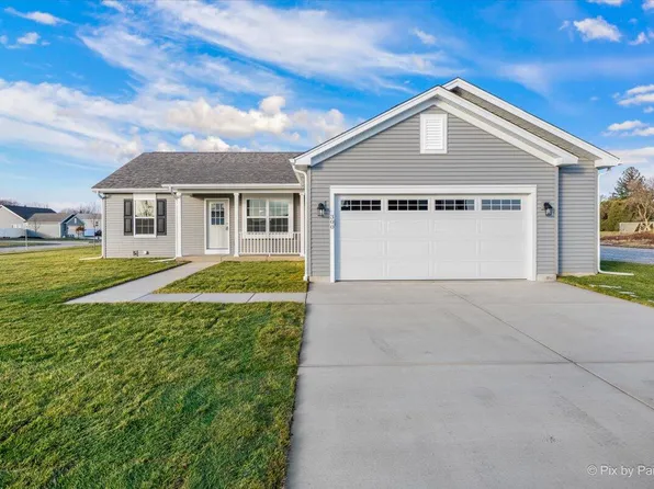 300 Savannah Dr, Walworth, WI 53184