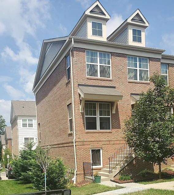 3 bed, 2.5 bath, 1990 sqft, $3,100 — Photo 2