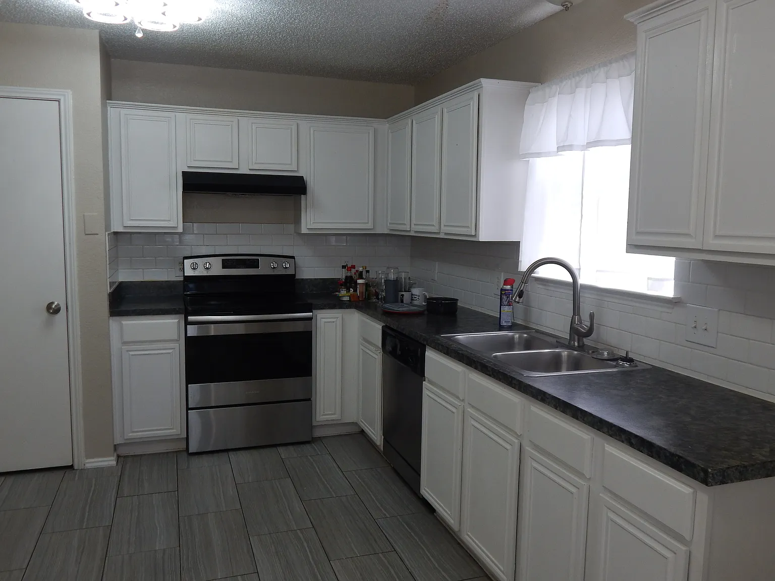 3 bed, 1436 sqft, $2,100 — Photo 4