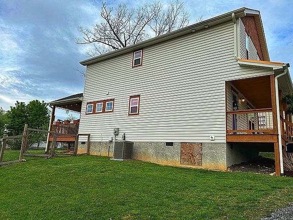 3rd image of 347 Oakview Park Rd