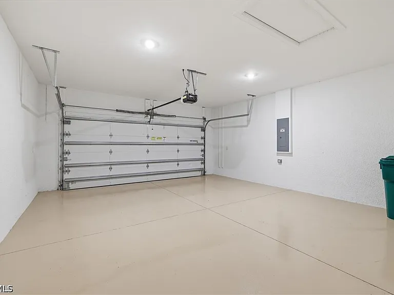 26801 Victoria Pl — Photo 34