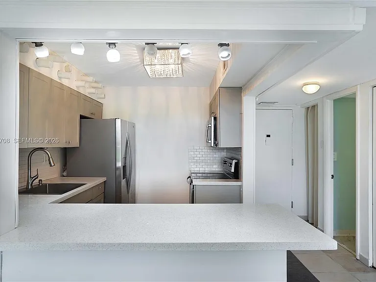 6900 Bay Dr #3H — Photo 2