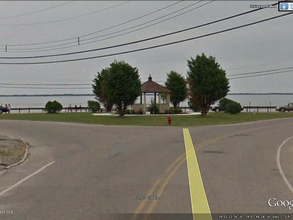 3rd image of 1102 Laurel Blvd