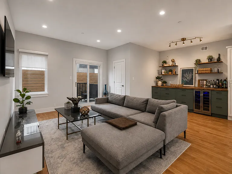 1726 Waterloo St — Photo 3