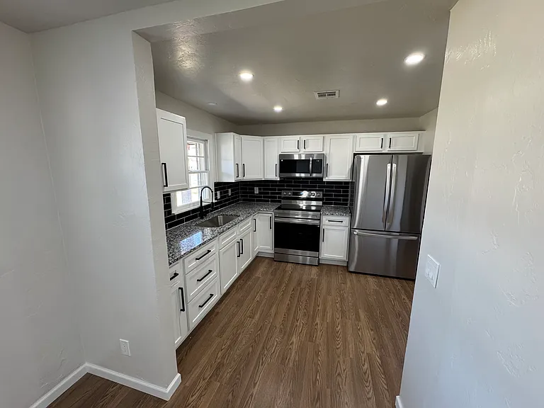 1522 Oxford Way — Photo 17