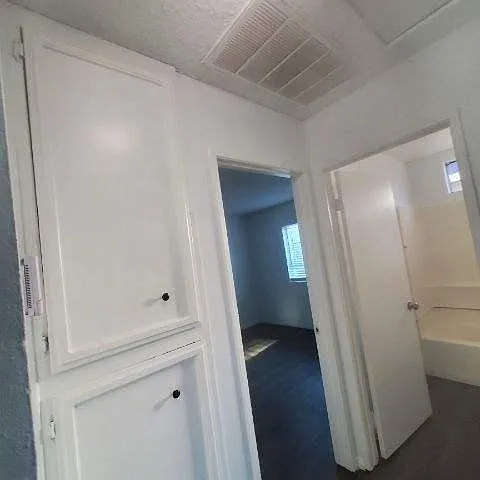 216 E 6th St #B — Photo 12