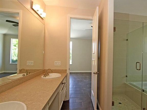 2 sinks/Quartz Countertops