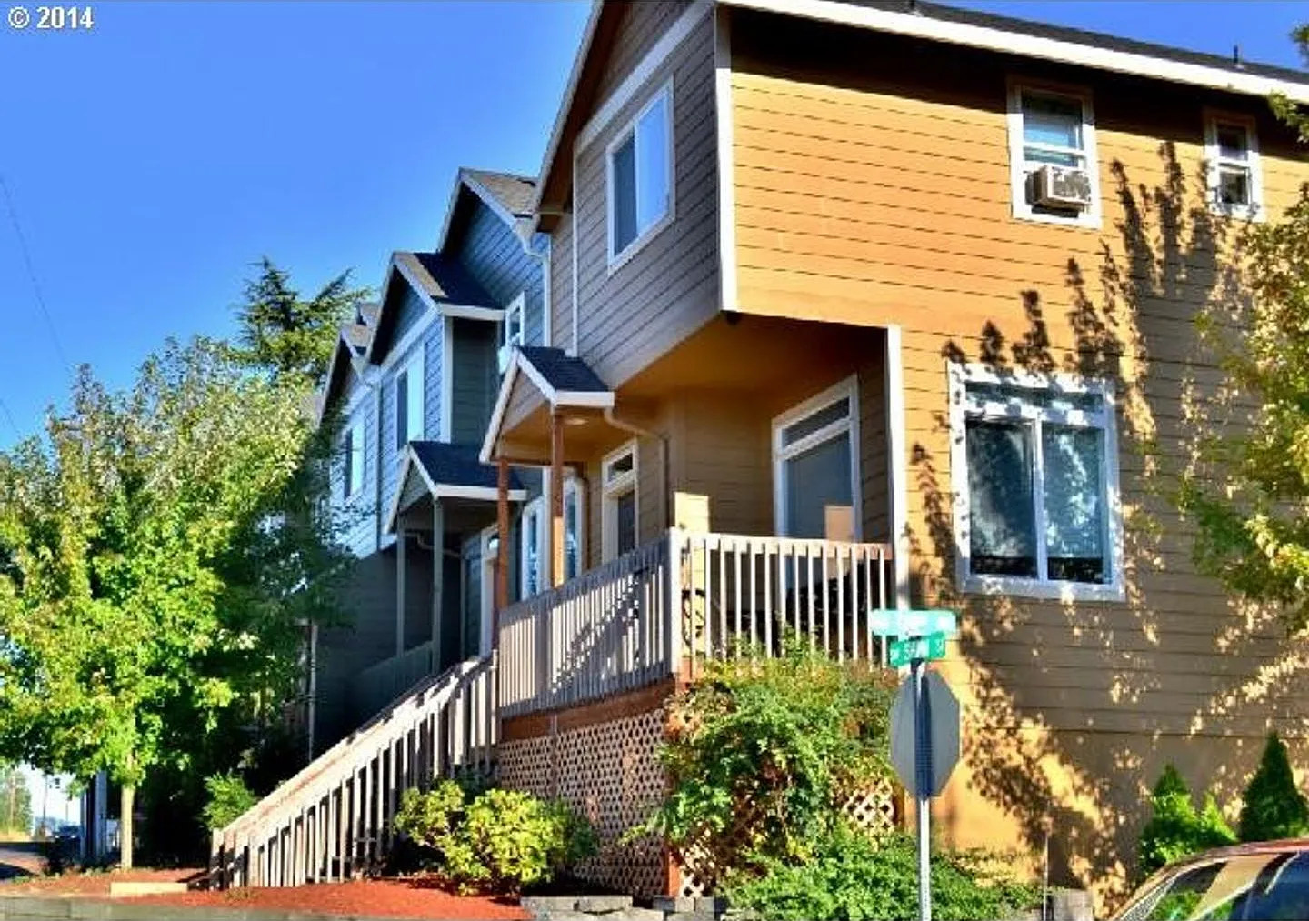 Bright Beaverton Townhome with Spacious Living Areas, Decorative Fireplace & Functional Kitchen — Photo 1