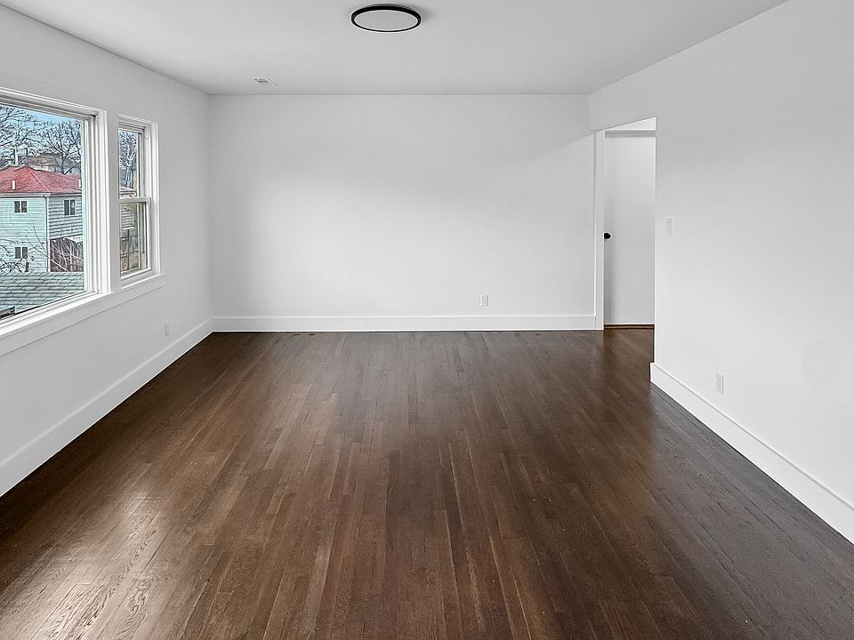 MASSIVE LIVING ROOM (UN-STAGED)