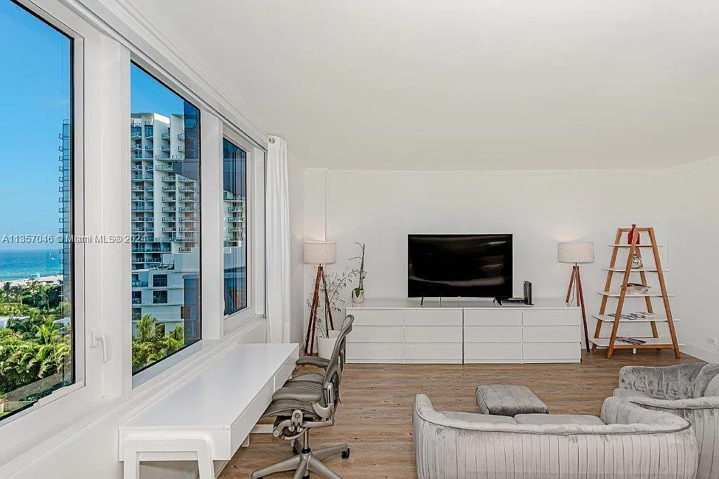 Roney Palace Condo — Photo 3