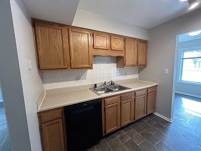 Fairview Court Apartments — Photo 46