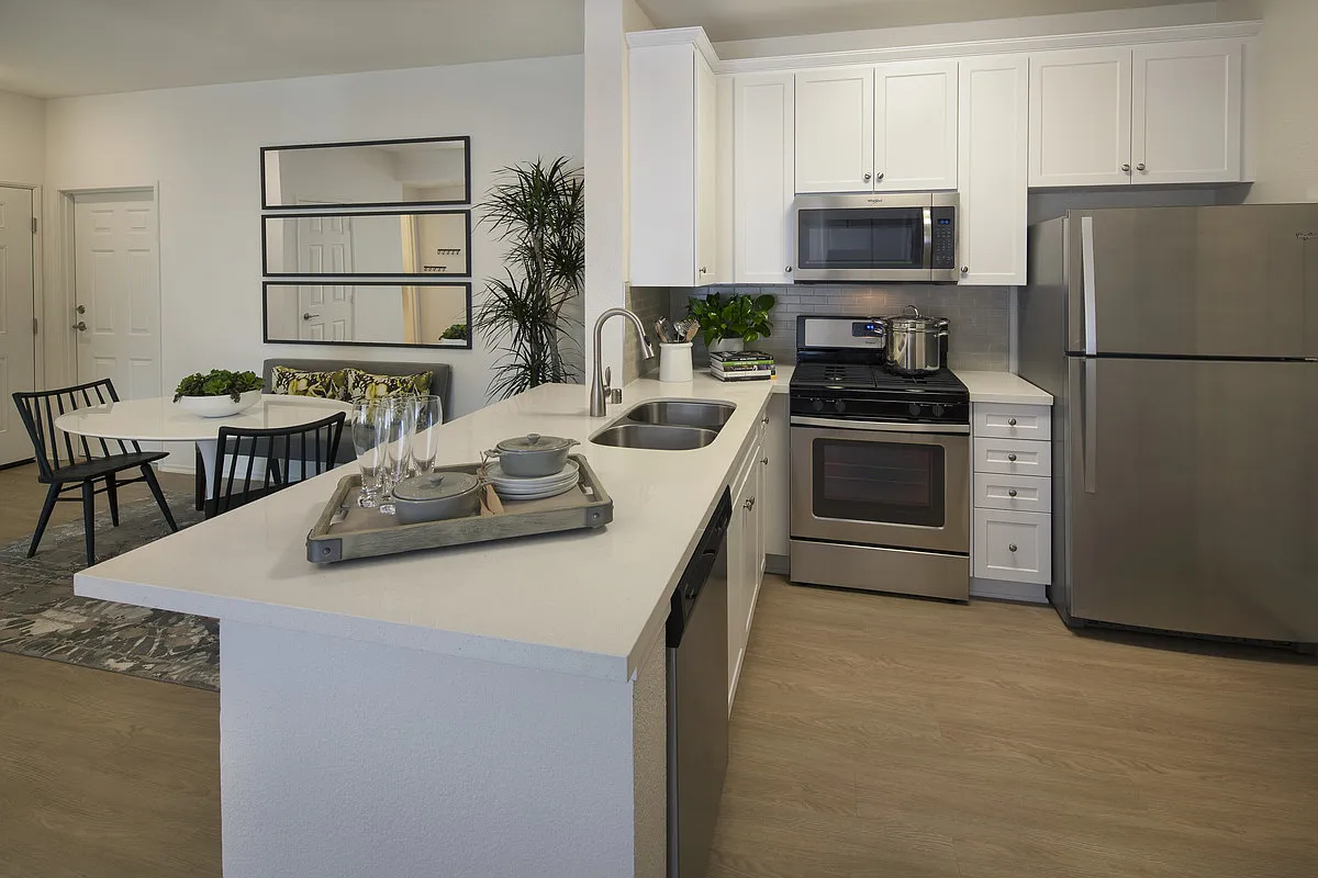 Las Flores Apartment Homes — Photo 3