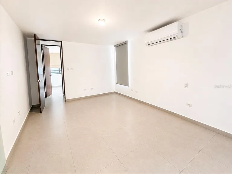 E 11 Reina Victoria #E 11 — Photo 10