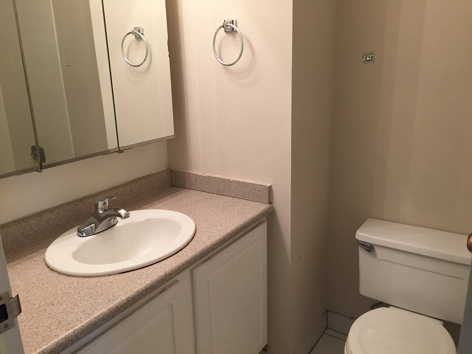 28th Floor Corner 1 bedroom available October — Photo 4