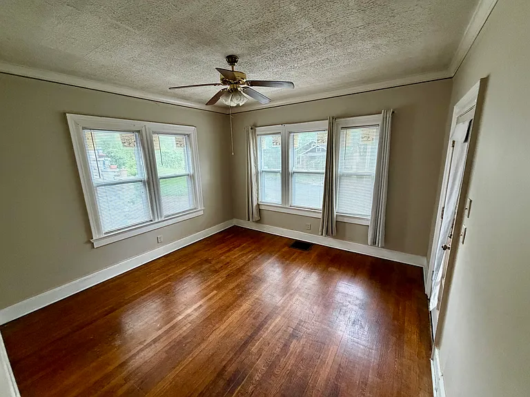 696 Erin Ave SW — Photo 2