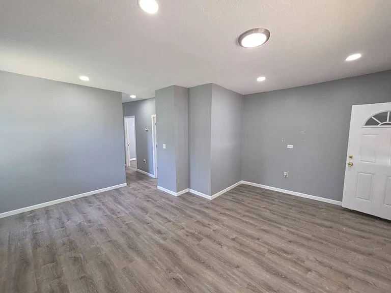 3237 Seymour Ave — Photo 8