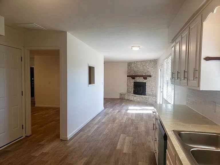 1424 E Hanover St — Photo 4