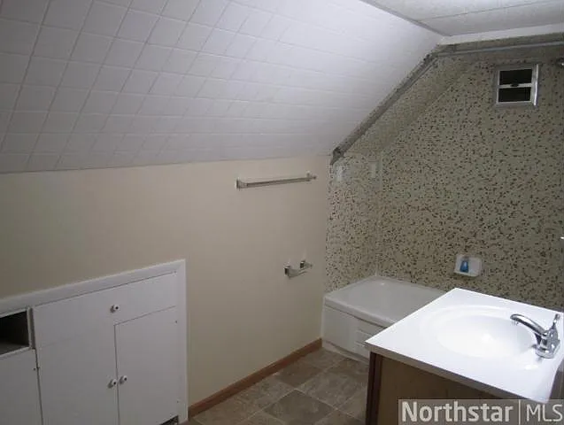 4 bed, 1800 sqft, $2,380 — Photo 4
