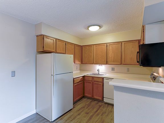 Open kitchen/dining/living room floorplan