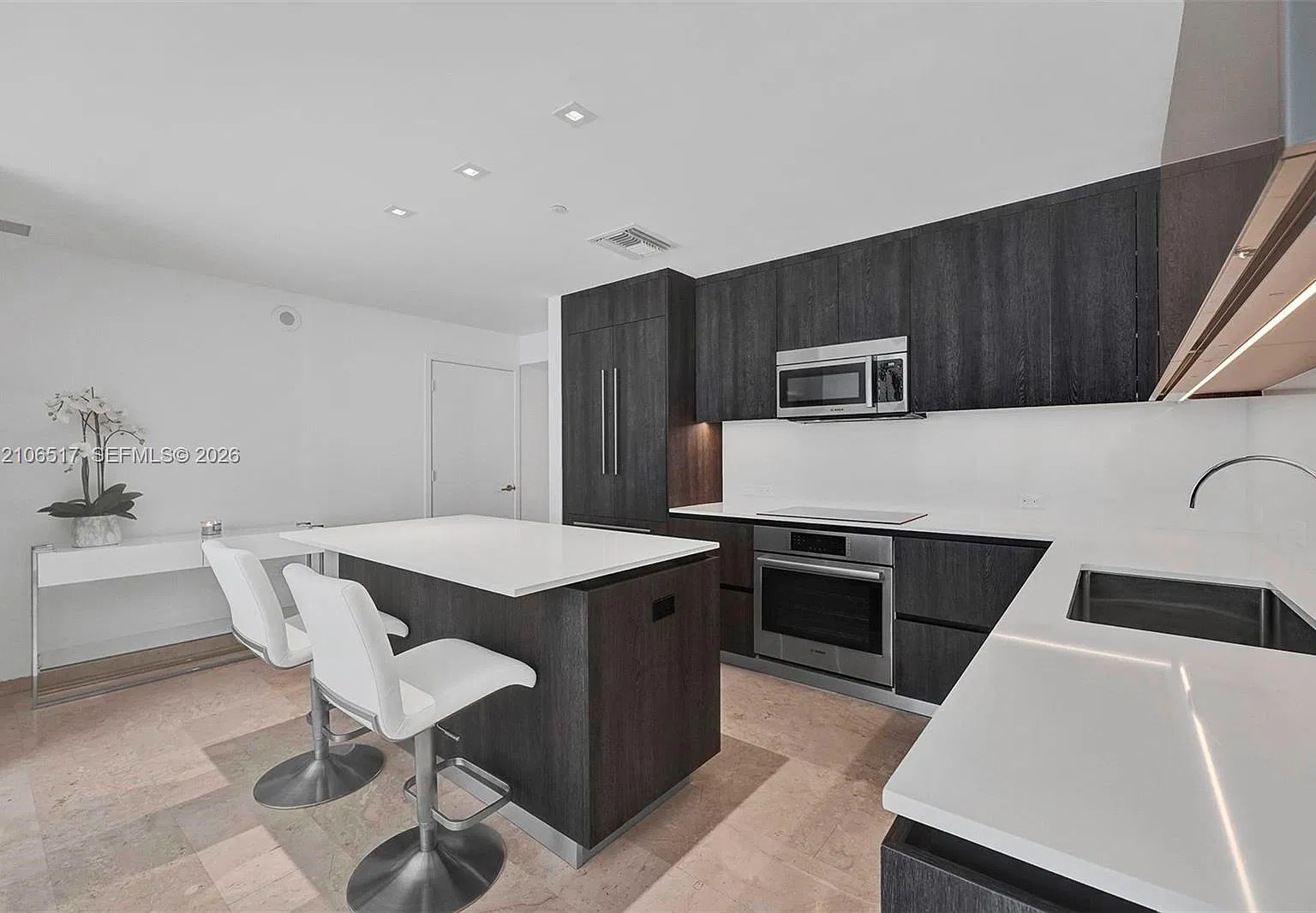 Rise Condo — Photo 3