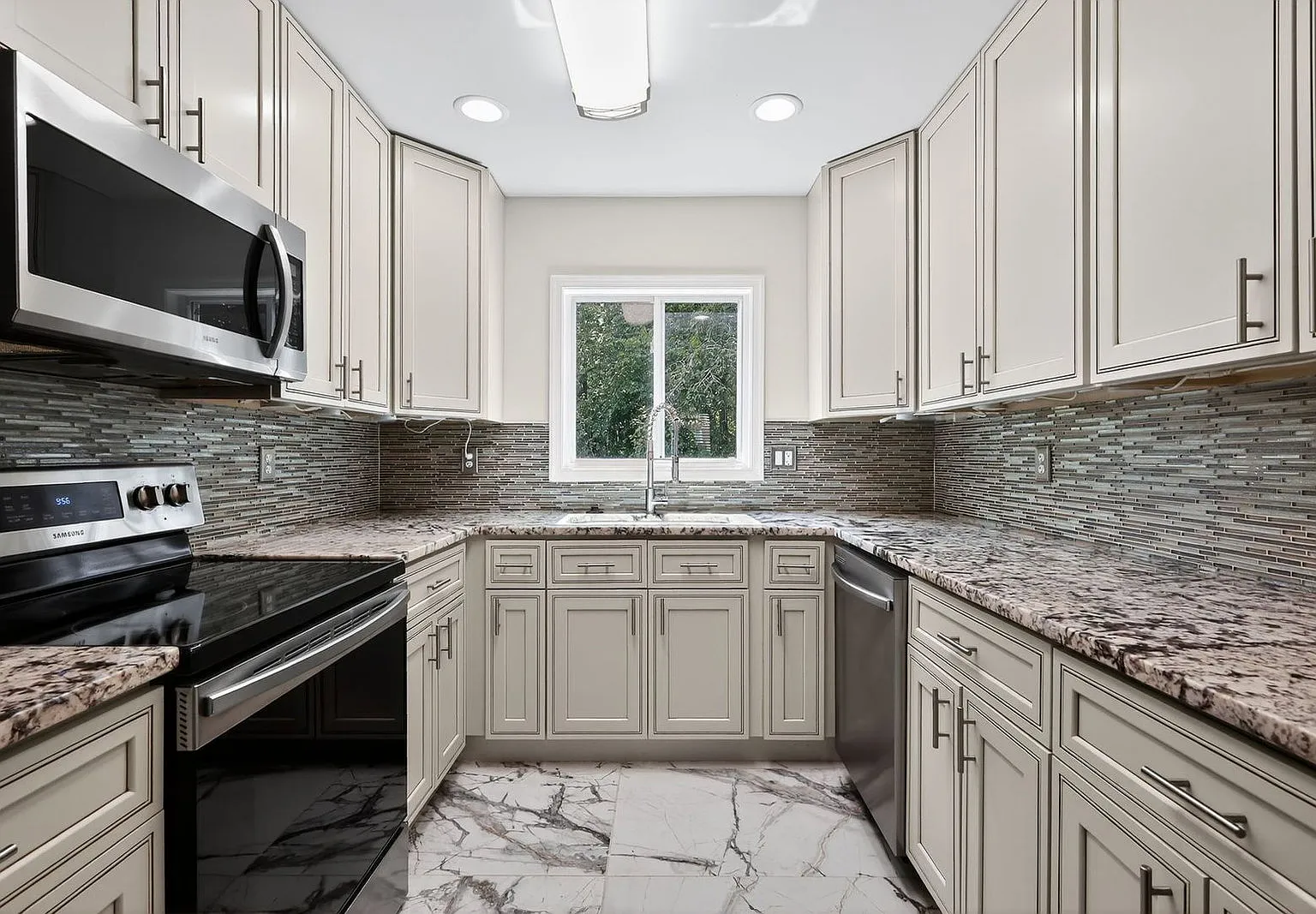 4 bed, 2.0 bath, 2075 sqft, $3,095 — Photo 4
