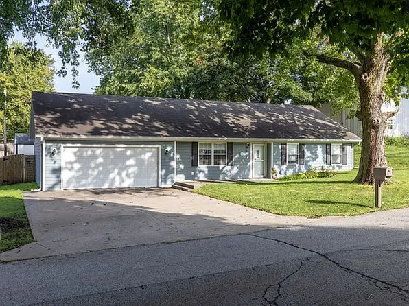 109 N 1st St, Savannah, MO 64485
