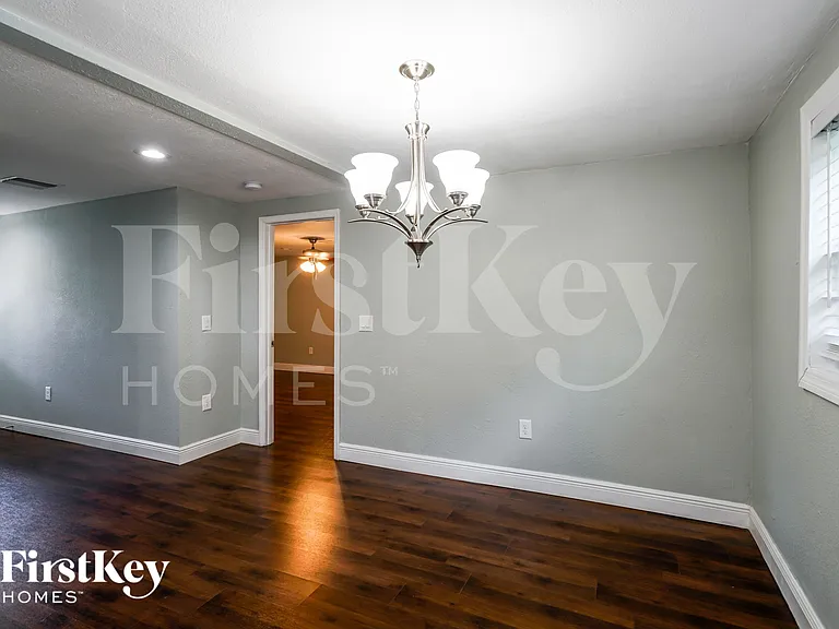 6809 N Sterling Ave — Photo 3
