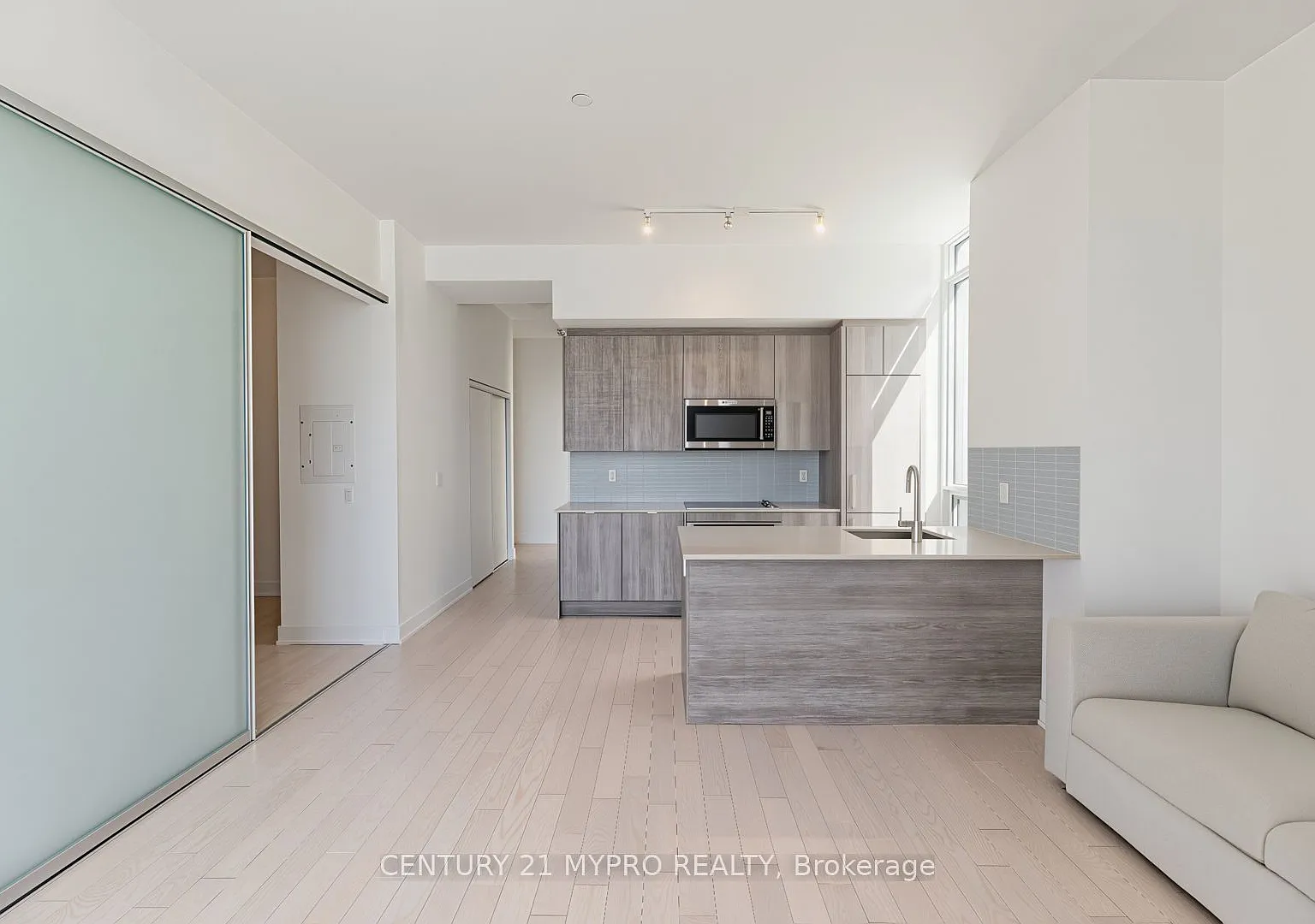 3 bed, $4,000 — Photo 2
