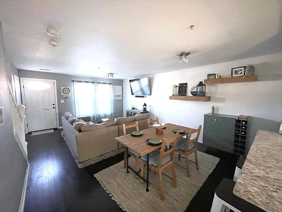 3 bed, 1.5 bath, 1224 sqft, $3,000 — Photo 3